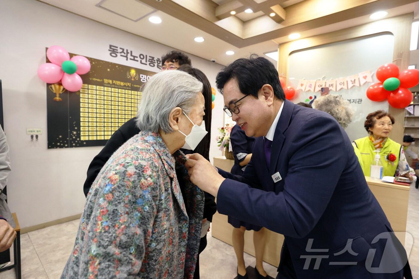 박일하 구청장이 지난해 5월 어버이날 기념으로 한 어르신에게 카네이션 꽃을 달아 드리고 있다.(동작구청 제공)