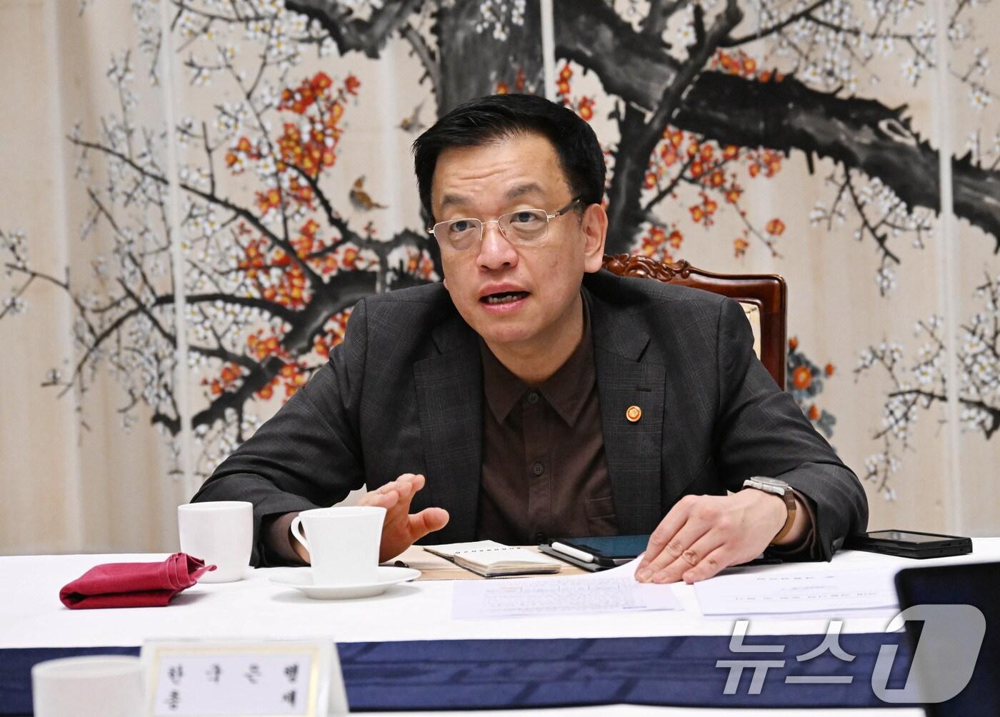 본문 이미지 - 최상목 대통령 권한대행 부총리 겸 기획재정부 장관이 7일 서울 종로구 정부서울청사에서 열린 '거시경제·금융현안 간담회'를 주재하고 있다. (기획재정부 제공. 재판매 및 DB 금지) 2025.3.7/뉴스1