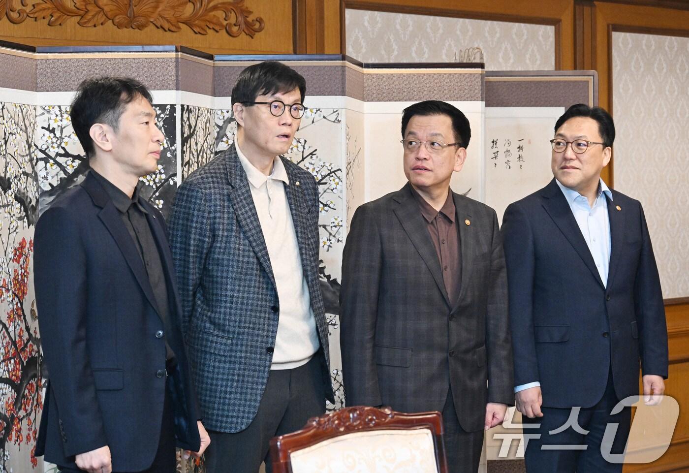본문 이미지 - 최상목 대통령 권한대행 부총리 겸 기획재정부 장관이 7일 서울 종로구 정부서울청사에서 열린 '거시경제·금융현안 간담회'에 앞서 기념 촬영을 하고 있다. 왼쪽부터 이복현 금감원장, 이창용 한국은행 총재, 최상목 대통령 권한대행 부총리, 김병환 금융위원장. (기획재정부 제공. 재판매 및 DB 금지) 2025.3.7/뉴스1
