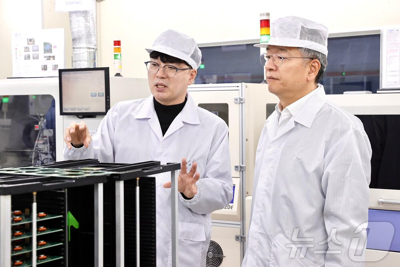 본문 이미지 - 김종호 기보 이사장이 재도전 도약기업 방문해 현장소통에 나섰다. (기보 제공)