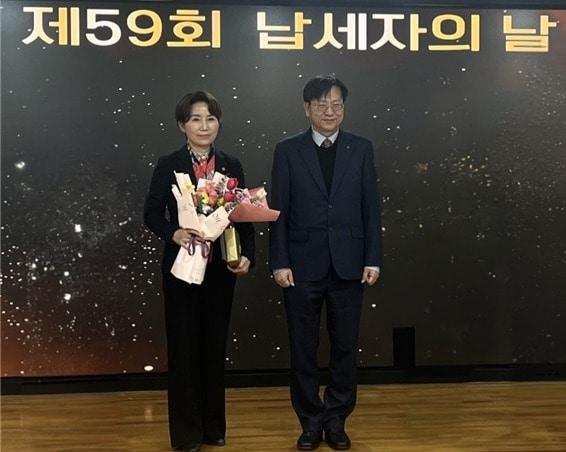 본문 이미지 - 지난 5일 인천공항본부세관 수출입통관청사에서 열린 제59회 납세자의 날 기념행사에서 시티플러스가 경제부총리 겸 기획재정부장관 표창을 받고 있다(시티플러스 제공).