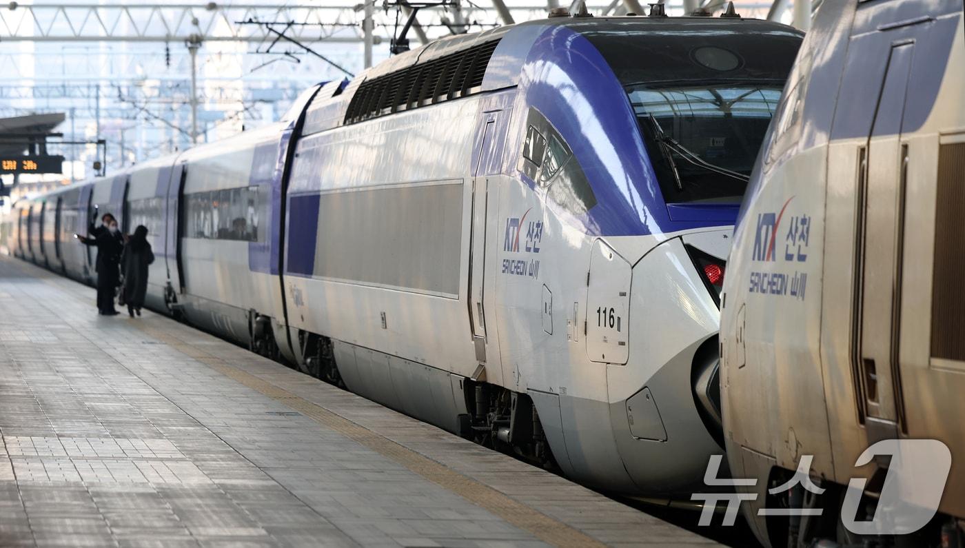정차 중인 KTX 열차&#40;자료사진&#41; ⓒ News1 황기선 기자