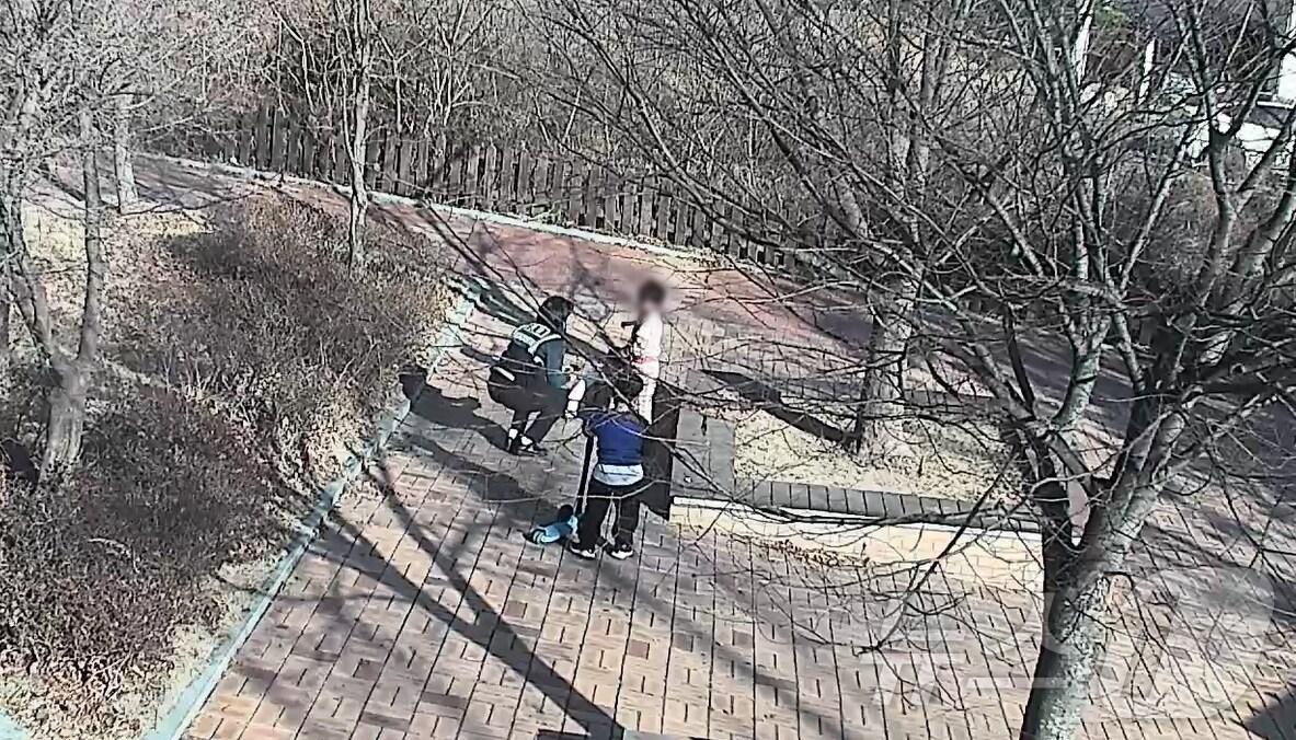 본문 이미지 - 지난달 28일 오후 2시 55분경 중산동의 한 공동주택에서 7살 남자아이가 실종된 사건이 발생해, 북구 cCCTV 통합관제센터가 검색 5분만에 실종 아동을 발견했다.(울산 북구 제공. 재판매 및 DB 금지) /뉴스1