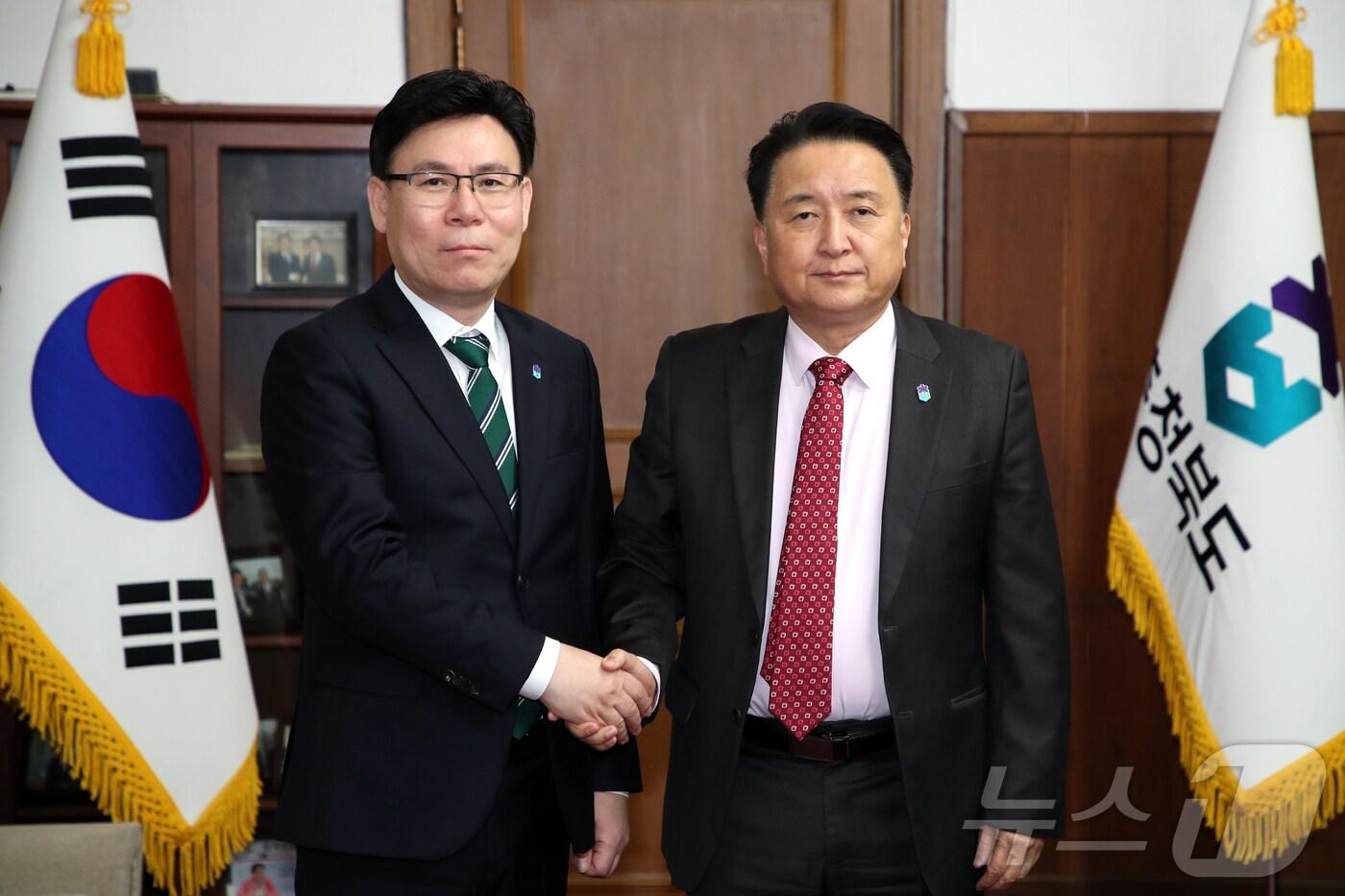 김영환 충북지사(오른쪽)와 이동옥 행정부지사가 7일 기념촬영하고 있다. (충북도 제공. 재판매 및 DB금지)