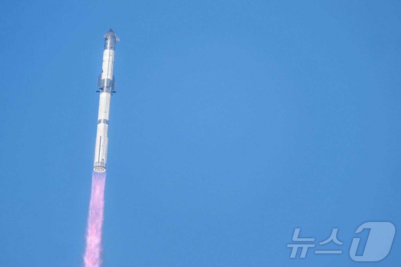 일론 머스크의 스페이스X '스타십' 로켓이 6일(현지 시간) 텍사스주 보카치카 해변 스타베이스 우주 발사시설에서 8차 지구궤도 시험비행을 위해 발사되고 있다. 2025.03.07 ⓒ AFP=뉴스1 ⓒ News1 우동명 기자