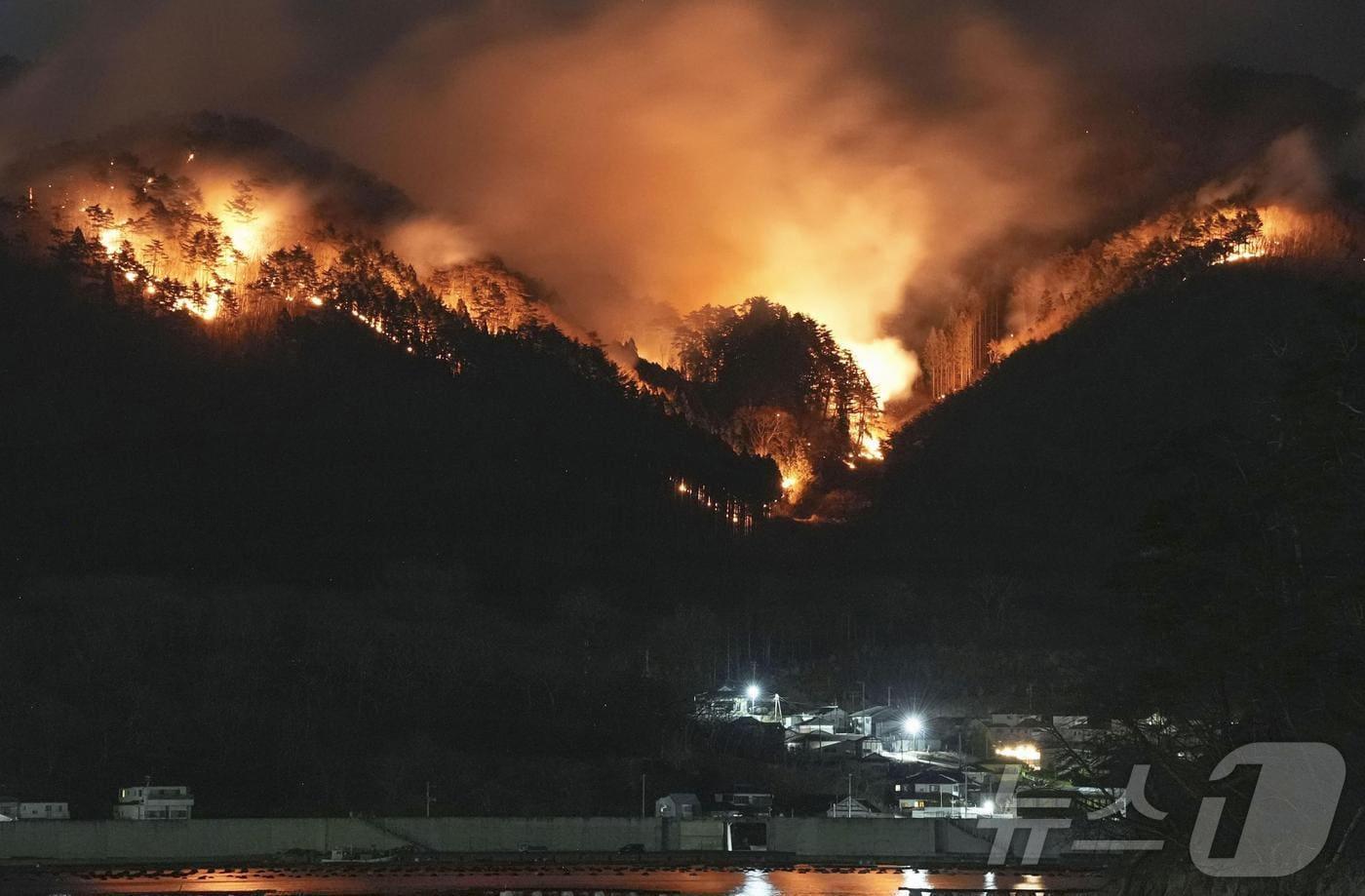  3일 일본 북동부 이와테현 일대에 번진 산불(산림청 제공.재판매 및 DB금지)/뉴스1
