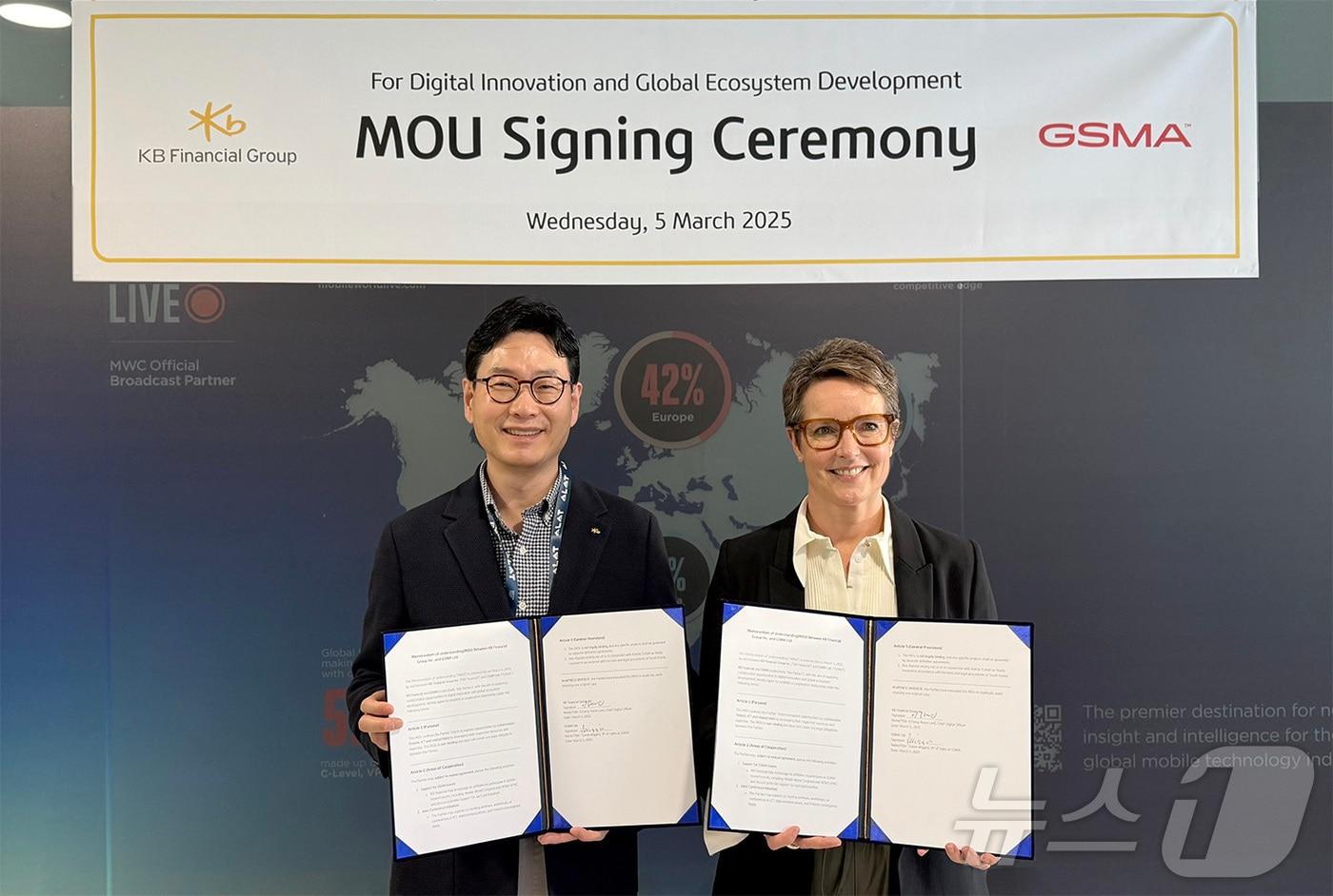 KB금융그룹은 지난 5일(현지시각) 스페인 바르셀로나에서 열리는 세계 최대 이동통신 전시회 '모바일월드콩그레스'(MWC)를 주관하는 세계이동통신사업자연합회(GSMA)와 ICT·금융 분야 업무 협력 관계 구축을 위한 업무협약(MOU)을 체결했다고 밝혔다.(KB금융그룹 제공)