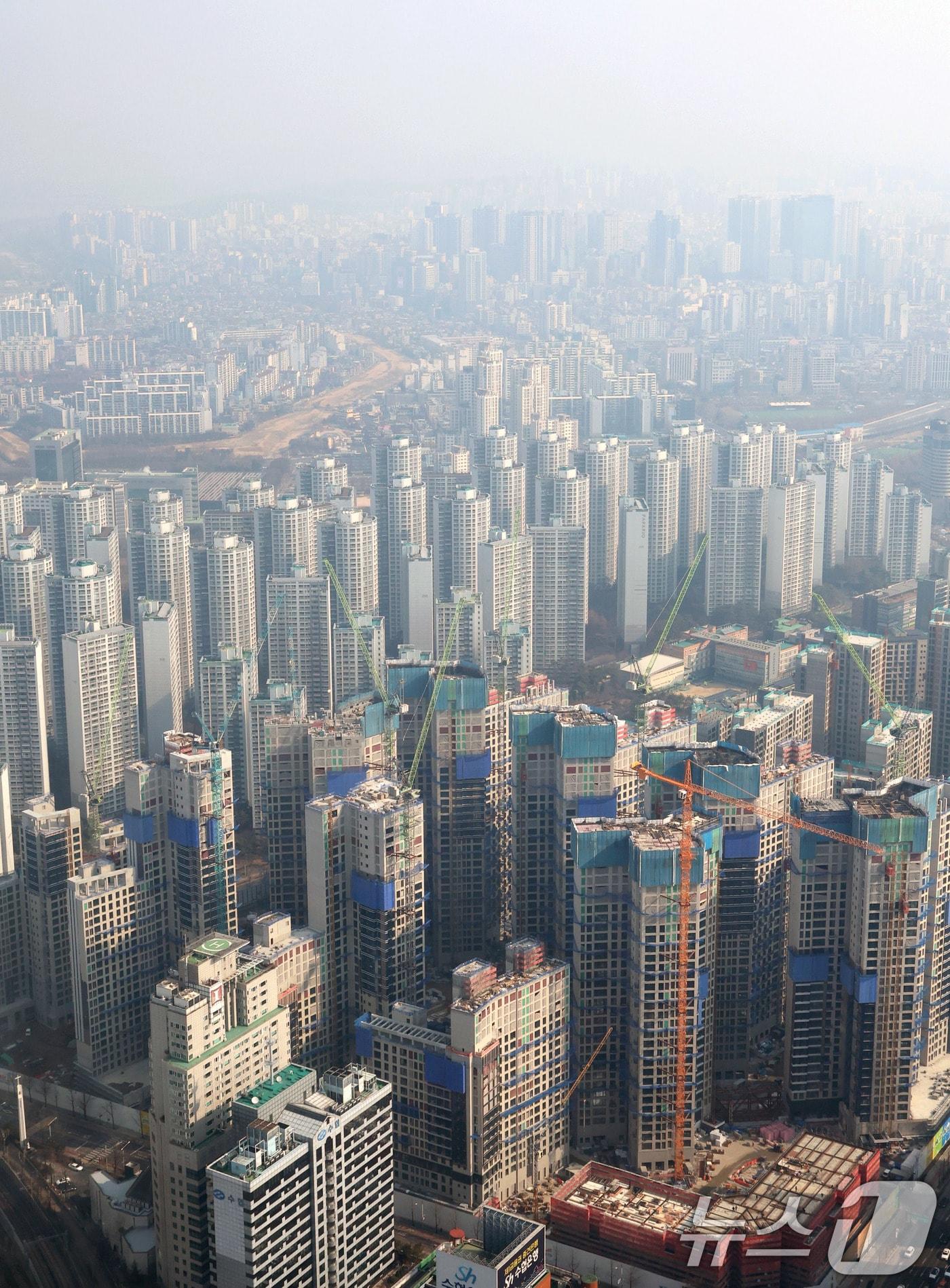 본문 이미지 - 서울 송파구 롯데월드타워에서 바라본 서울 하늘이 초미세먼지로 뿌옇게 보이고 있다. 2025.3.7/뉴스1 ⓒ News1 권현진 기자