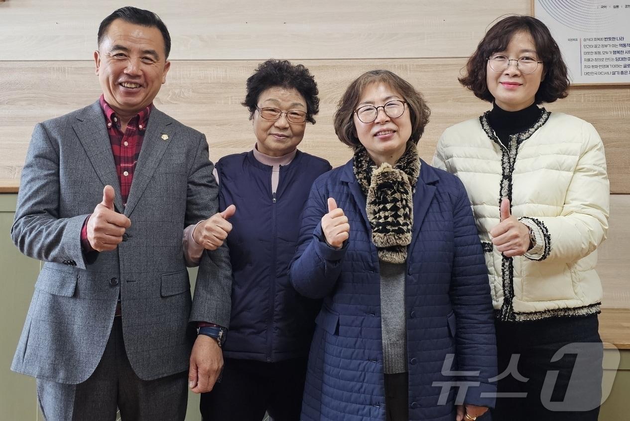 본문 이미지 - 성죽군 배금란 어르신(왼쪽 두번째)가 77세의 나이에 용암중학교에 입학한 뒤 가족들과 기념사진을 찍고 있다. (성주군 제공. 재판매 및 DB금지) 2025.3.7/뉴스1