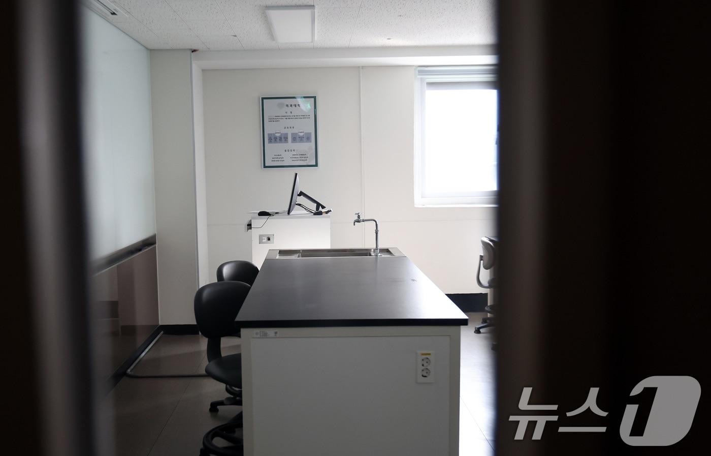 본문 이미지 - 정부가 의대 교육 정상화 방안을 발표한 지난 7일 서울 시내 한 의과대학 실험실이 비어 있다. 2025.3.7/뉴스1 ⓒ News1 이동해 기자