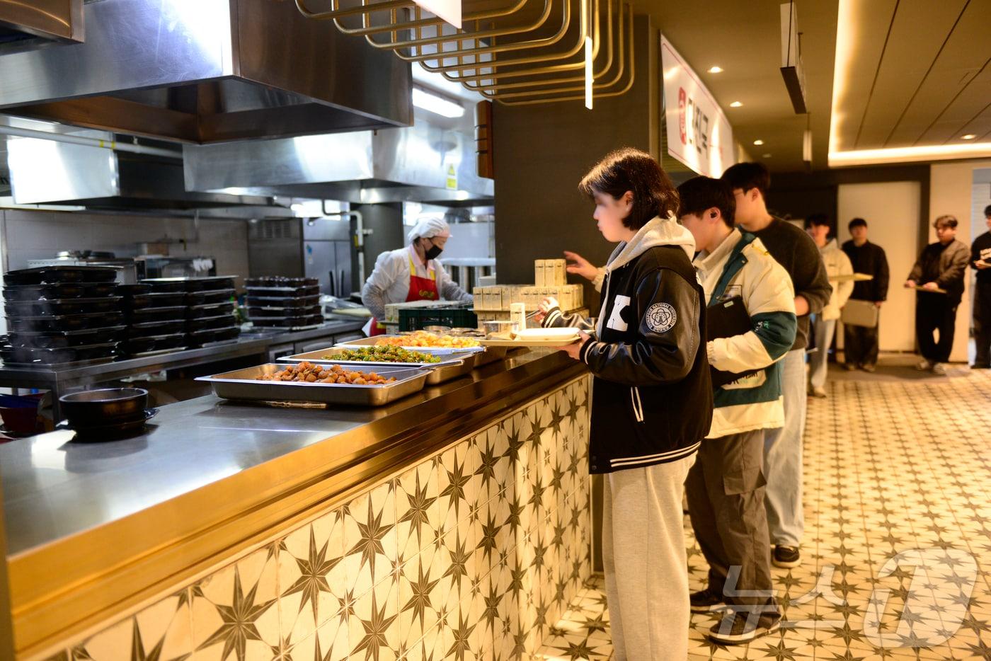 7일 오전 8시쯤 경북대 학생들이 천원의 아침밥을 이용하고 있다. 2025.3.7/뉴스1 ⓒ News1 이성덕 기자