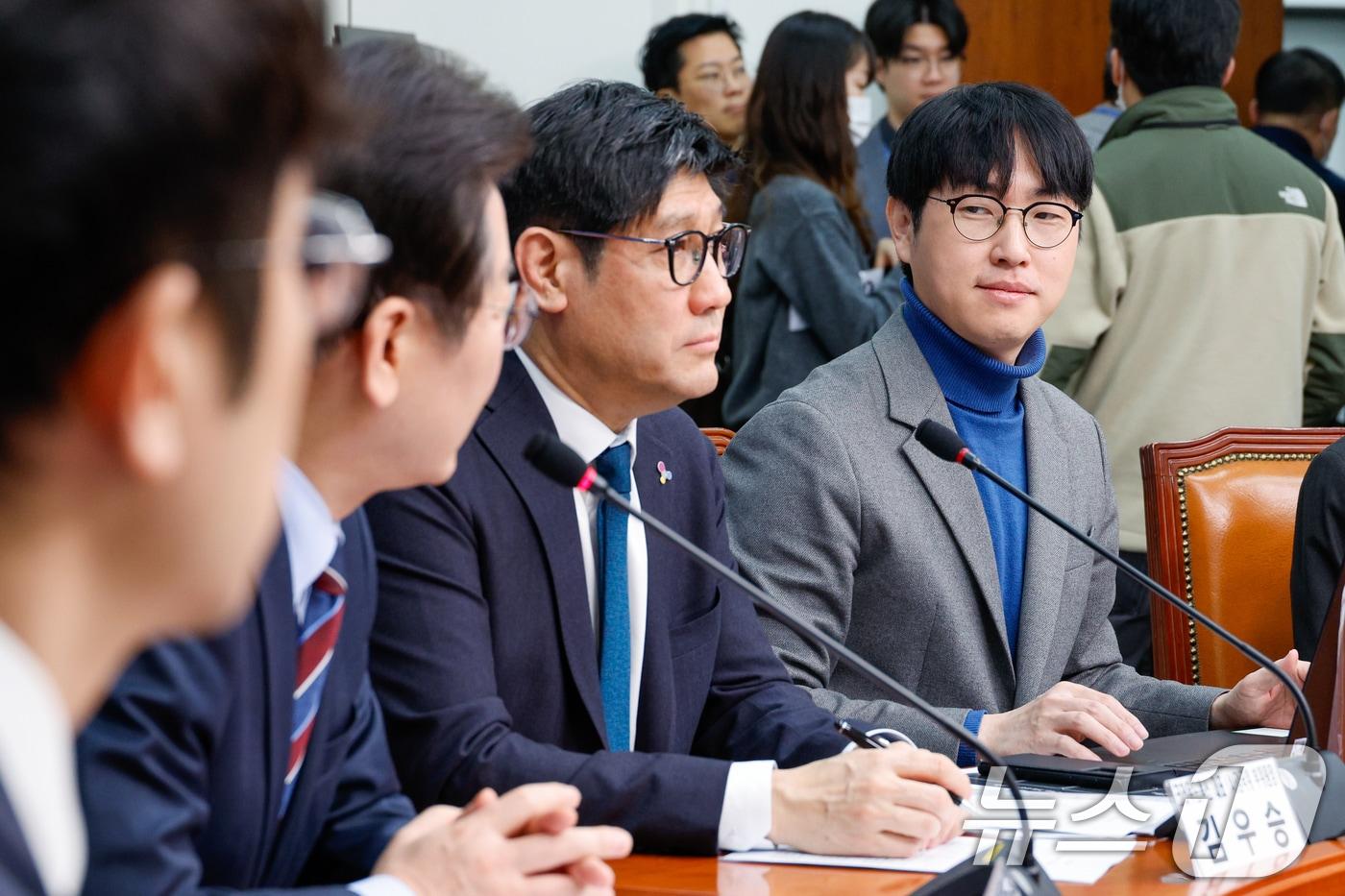 하정우 네이버 퓨처AI 센터장이 7일 오전 서울 여의도 국회에서 열린 AI강국위원회 주관 토론회 'AI 시대, 대한민국 새로운 길을 찾다'에 참석해 이재명 더불어민주당 대표 발언을 듣고 있다. 2025.3.7/뉴스1 ⓒ News1 안은나 기자