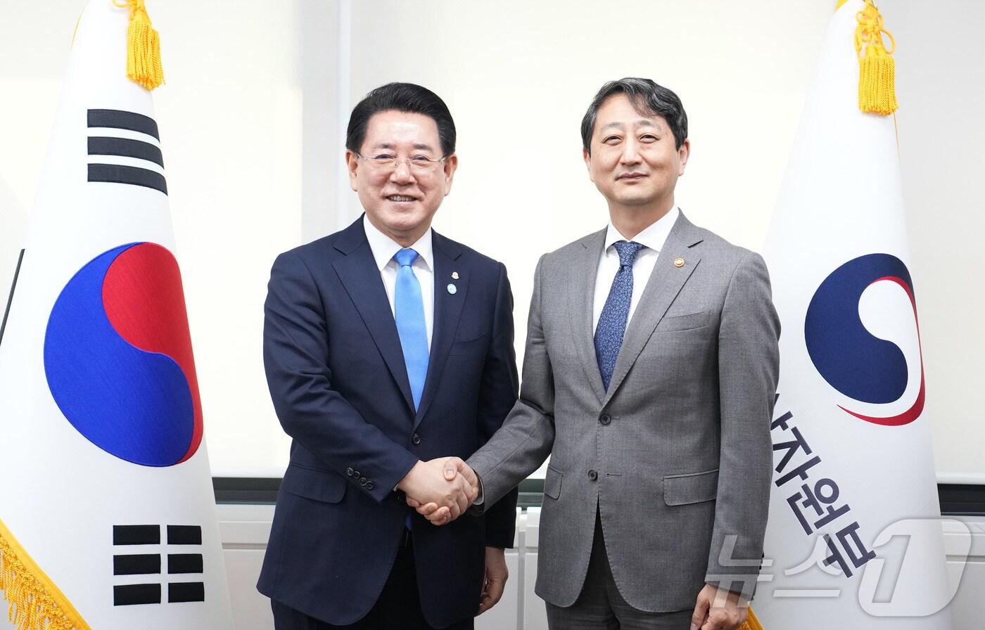 김영록 전라남도지사가 7일 정부서울청사에서 안덕근 산업통상부 장관을 만나 솔라시도 AI 슈퍼클러스터 허브 등 도 현안 해결을 위한 건의를 하고 있다.(전남도 제공. 재판매 및 DB금지) 2025.3.7/뉴스1 