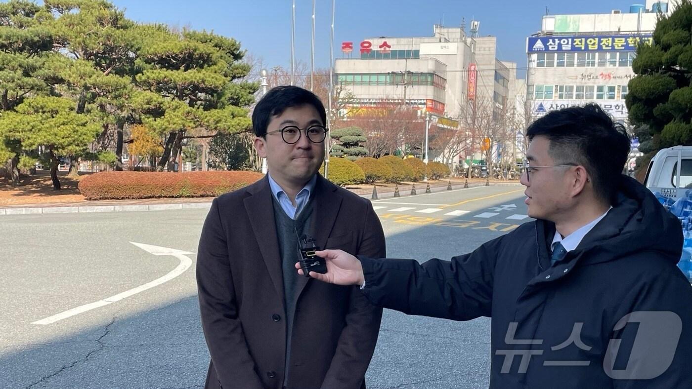 본문 이미지 - 정치 브로커 명태균 씨 측 여태형 변호사가 7일 창원지검 앞에서 취재진의 질문에 답하고 있다.