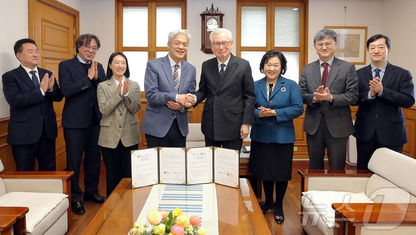 본문 이미지 - 한상신 국립국제교육원장과 신일희 계명대 총장(왼쪽 네번째부터) 등 두 기관 관계자들이 고등교육의 국제화 협력을 위한 업무협약을 체결한 뒤 기념촬영하고 있다. (계명대 제공)