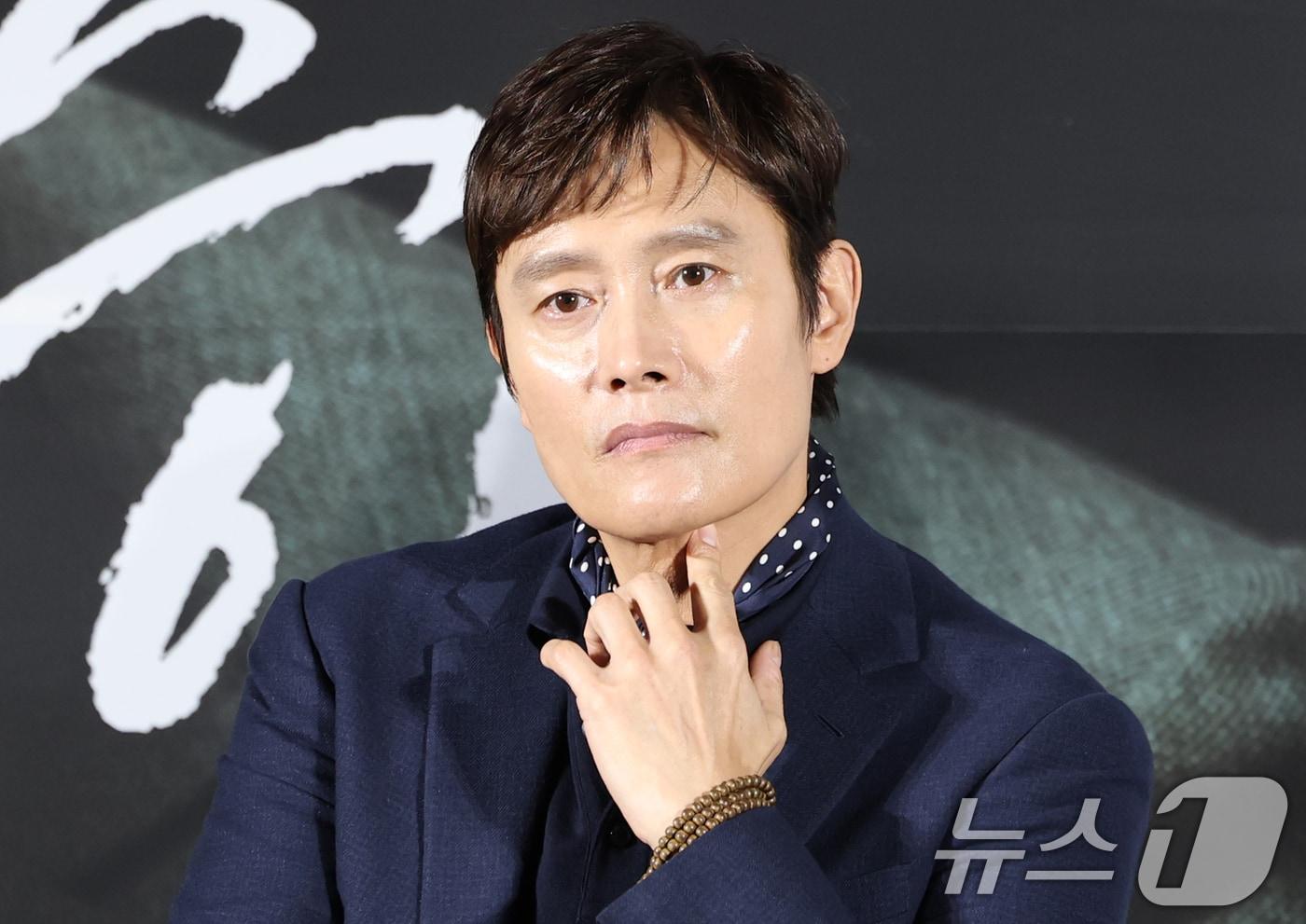 배우 이병헌이 7일 서울 용산구 CGV용산아이파크몰에서 열린 영화 '승부‘(감독 김형주) 제작보고회에 참석해 생각에 잠겨 있다. '승부'는 대한민국 최고의 바둑 레전드 조훈현(이병헌 분)이 제자와의 대결에서 패한 후 타고난 승부사 기질로 다시 한번 정상에 도전하는 이야기다. 2025.3.7/뉴스1 ⓒ News1 권현진 기자