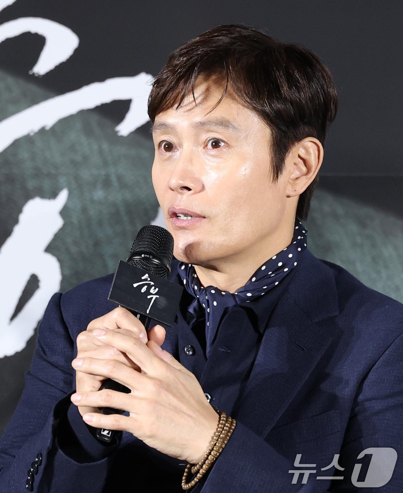 본문 이미지 - 배우 이병헌이 7일 서울 용산구 CGV용산아이파크몰에서 열린 영화 '승부‘(감독 김형주) 제작보고회에 참석해 취재진 질문에 답하고 있다. '승부'는 대한민국 최고의 바둑 레전드 조훈현(이병헌 분)이 제자와의 대결에서 패한 후 타고난 승부사 기질로 다시 한번 정상에 도전하는 이야기다. ⓒ News1 권현진 기자