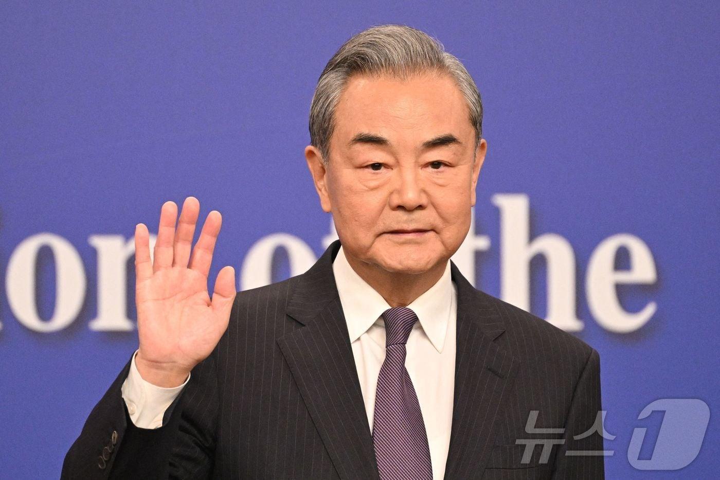 왕이 중국 외교부장이 7일 &#40;현지시간&#41; 베이징 미디어센터에서 열린 양회 기자회견에 도착하며 손을 흔들고 있다. 2025.03.07 ⓒ AFP=뉴스1 ⓒ News1 우동명 기자