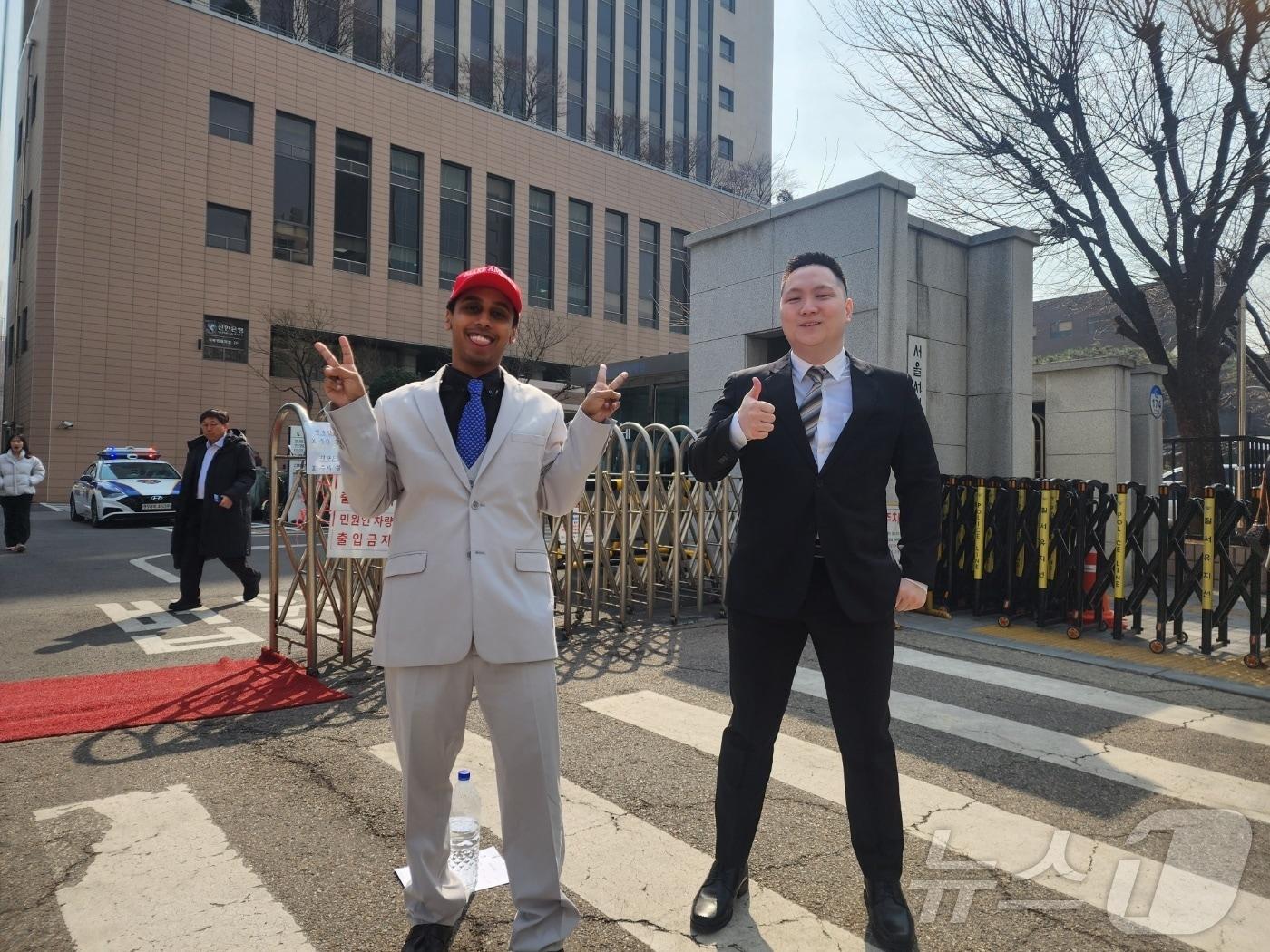 본문 이미지 - 7일 서울시 마포구 서부지법에서 업무방해 및 경범죄처벌 위반 혐의로 기소된 미국인 유튜버가 첫 공판 후 손가락으로 브이자를 그리고 있다. 2025.03.07/ⓒ 뉴스1 권진영 기자