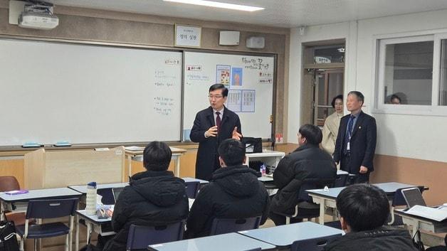 본문 이미지 - 윤건영 충북교육감이 충주 대원고등학교를 찾아 야간 자율학습을 하는 3학년 학생들을 격려하고 있다.(충북도교육청 제공. 재판매 및 DB금지)/뉴스1