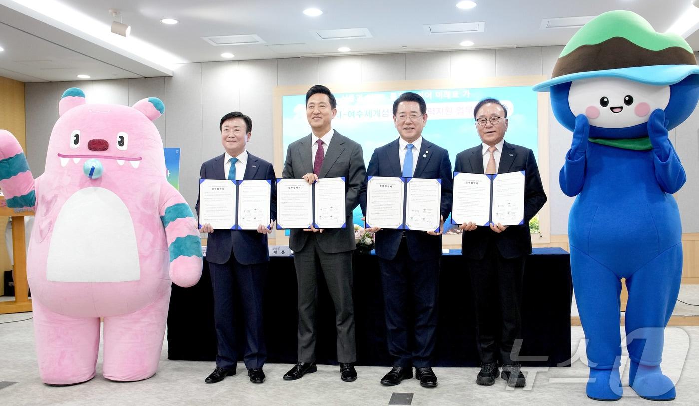 김영록 전라남도지사가 7일 서울시청 브리핑룸에서 오세훈 서울시장, 정기명 여수시장, 박수관 조직위원장과 ‘2026여수세계섬박람회조직위-서울시 업무협약‘을 하고 있다. &#40;전남도 제공. 재판매 및 DB금지&#41;2025.3.7/뉴스1 