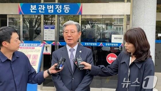 본문 이미지 - 오태완 경남 의령군수(가운데)가 지난해 10월17일 자신의 강제추행 혐의 사건 2심 선고 직후 창원지법 법정동 앞에서 2심 판결과 관련한 취재진의 질문에 답하고 있다.