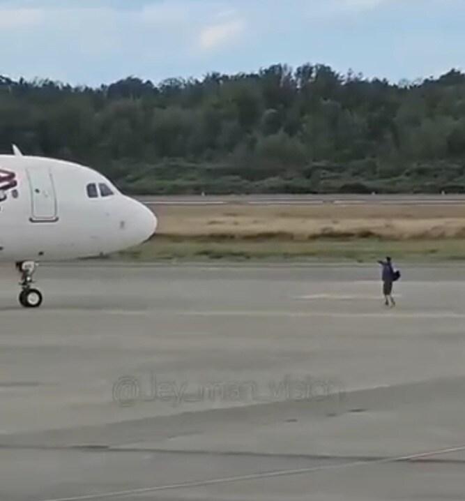 본문 이미지 - 칠레의 한 승객이 여객기에 타지 못해 활주로에 난입했다. <출처=엑스 갈무리>