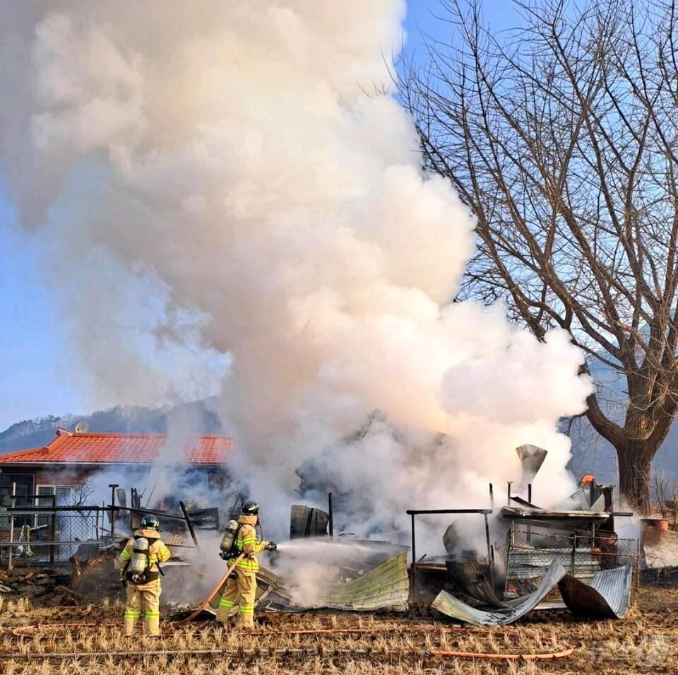 본문 이미지 - 7일 오전 7시 53분쯤 충북 옥천군 청성면 한 창고에서 불이 났다. (옥천소방서 제공. 재판매 및 DB금지) 