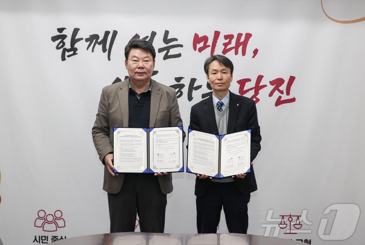 본문 이미지 - 오성환 당진시장(왼쪽)과 심홍용 한국관광공사 대전‧충남 지사장이 업무협약을 체결한 뒤 기념촬영을 하고 있다. (당진시 제공. 재판매 및 DB금지) /뉴스1