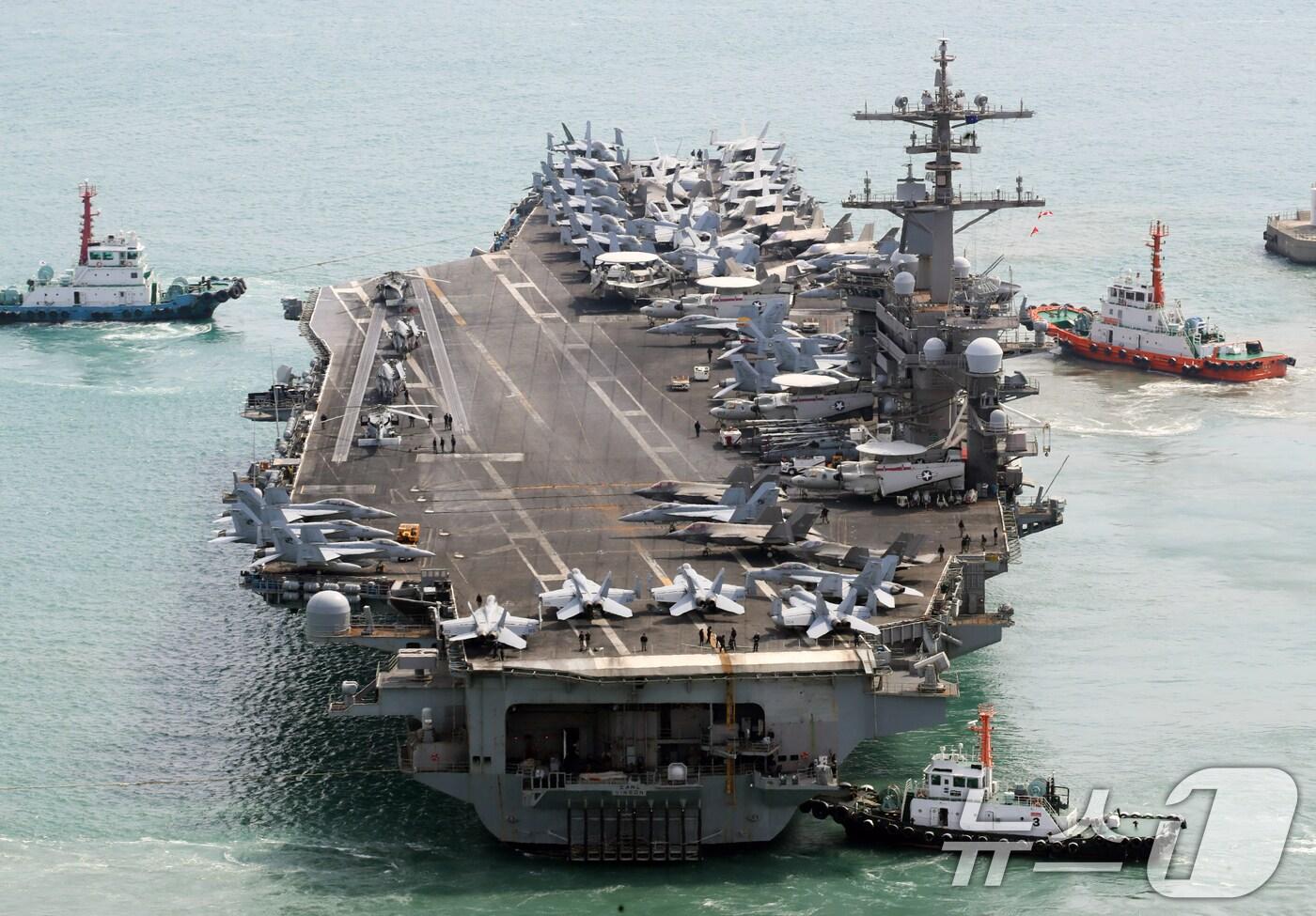 지난 3월 트럼프 2기 행정부 출범 이후 처음으로 한국을 방문한 미 해군 핵추진 항공모함 &#39;칼빈슨함&#39;&#40;CVN-70&#41;이 부산 남구 해군작전사령부 부산작전기지에서 출항하고 있다./뉴스1 ⓒ News1 윤일지 기자