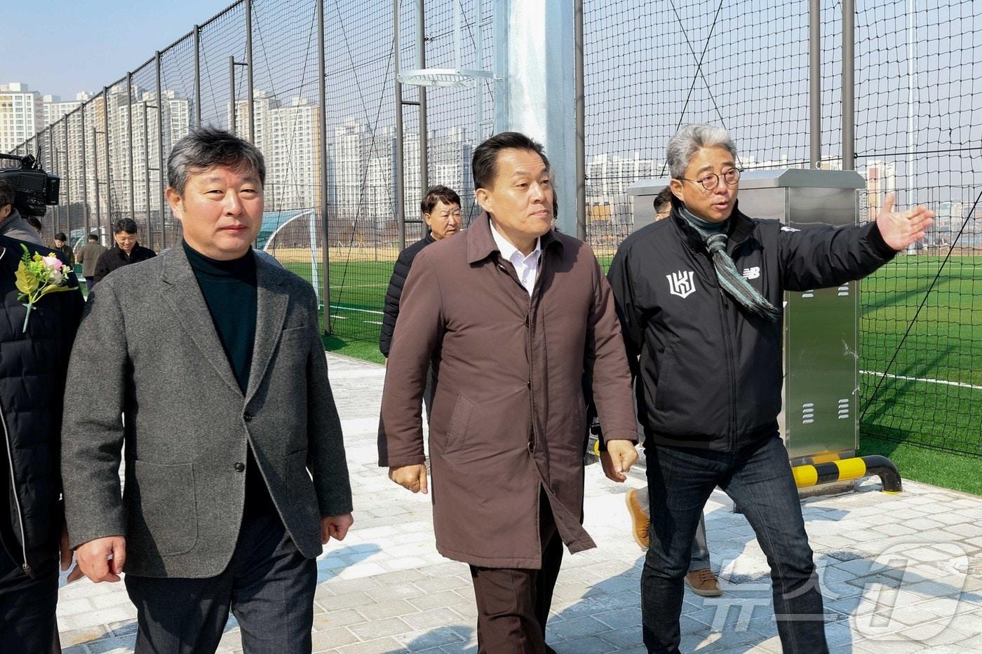 본문 이미지 - 이재준 경기 수원시장이 7일 권선구 호매실동 일원에 건립된 '황구지천 생태수자원센터'를 둘러보고 있다. (수원시 제공. 재판매 및 DB 금지) 2025.3.7/뉴스1 