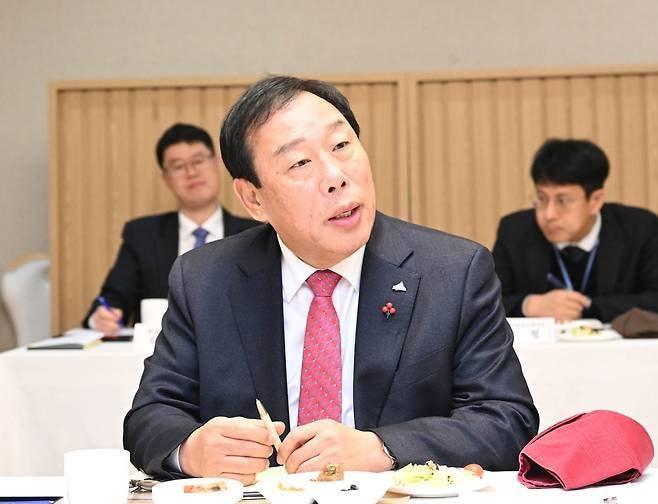 본문 이미지 -  지난 1월 17일 최상목 대통령 권한대행을 만나 대통령실 세종 이전을 강조하는 최민호 세종시장 (세종시 제공. 재판매 및 DB금지)