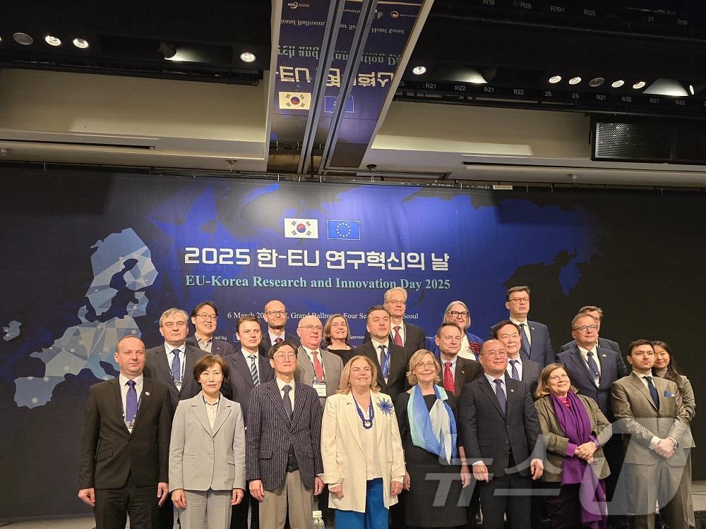 본문 이미지 - 맨 앞줄 왼쪽 두 번째가 한국수자원공사 구자영 기획부문장, 네 번째가 주한 유럽연합 마리아 카스티요 페르난데즈 대사, 다섯 번째가 유럽연합집행위원회 시그네 랏소 연구혁신총국 부총국장. (한국수자원공사 제공.재판매 및 DB금지)/뉴스1