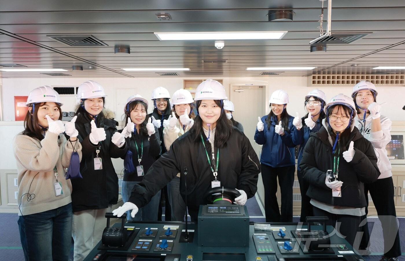 본문 이미지 - HD현대중공업이 7일 서울대학교 조선해양공학과 여학생들을 대상으로 '차세대 여성 공학 인재 야드 초청 행사를 진행했다.(HD현대중공업제공. 재판매 및 DB 금지)