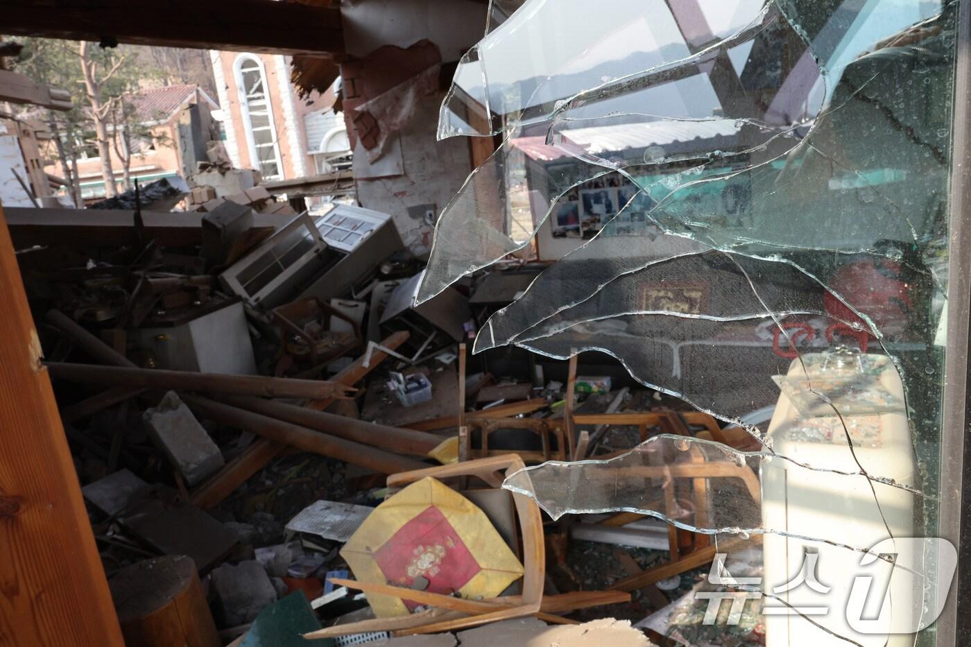 7일 오후 경기 포천시 이동면 노곡리 KF-16 전투기 오폭 사고 현장 인근의 가정집에 깨진 유리창 너머로 가족 사진이 걸려 있다. 2025.3.7/뉴스1 ⓒ News1 신웅수 기자