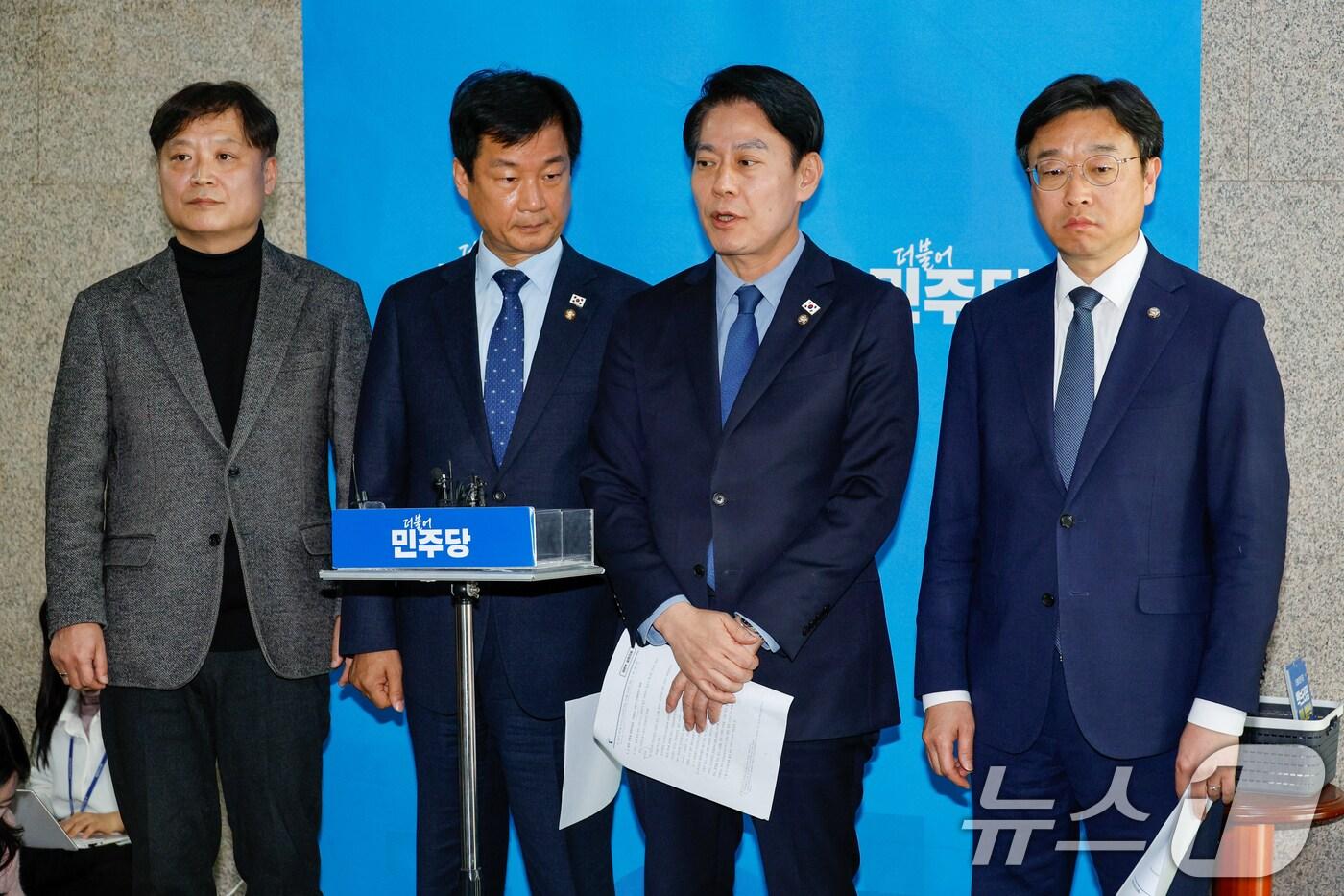 한민수 더불어민주당 대변인이 7일 오후 서울 여의도 국회에서 윤석열 대통령 구속 취소 인용에 대해 브리핑하고 있다. 2025.3.7/뉴스1 ⓒ News1 안은나 기자