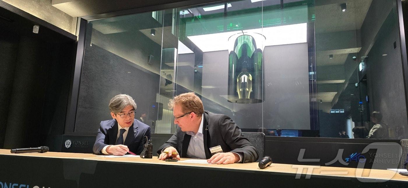 IBM 상용 양자컴퓨터 '퀀텀 시스템 원'을 국내 최초 도입한 연세대가 7일 인천 연수구 송도 캠퍼스에서 양자 연구동 '퀀텀 콤플렉스'를 정식 개소했다. 간담회에서 서로 이야기를 나누는 정재호 연세대 양자사업단장(왼쪽), 제이 감베타 IBM 부사장./뉴스1 ⓒ News1 윤주영 기자