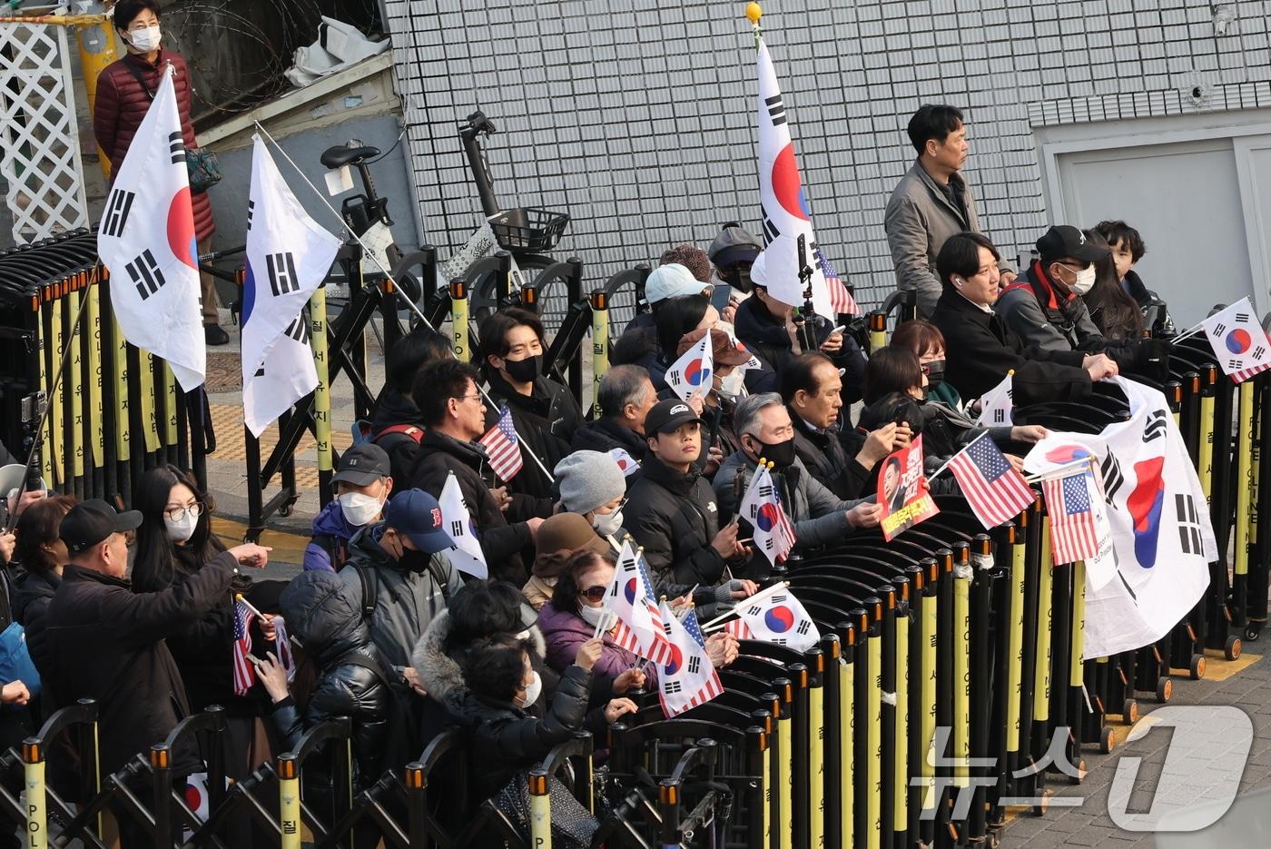 법원이 내란 수괴 혐의로 구속기소된 윤석열 대통령의 구속 취소를 인용한 7일 서울 용산구 한남동 대통령 관저 인근에 지지자들이 모여 있다. 2025.3.7/뉴스1 ⓒ News1 이동해 기자
