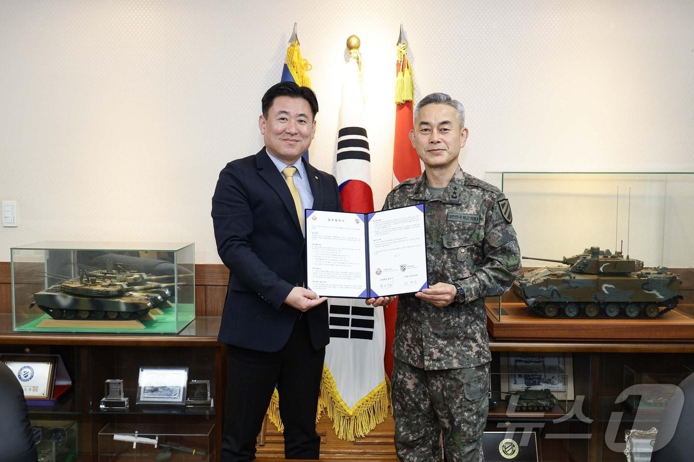 권혁동 11기동사단장과  황동건 오뚜기 FS사업부장이 7일 사단에서 업무협약을 체결한 뒤 기념사진을 촬영하고 있다.(11사단 제공, 재판매 및 DB금지) 