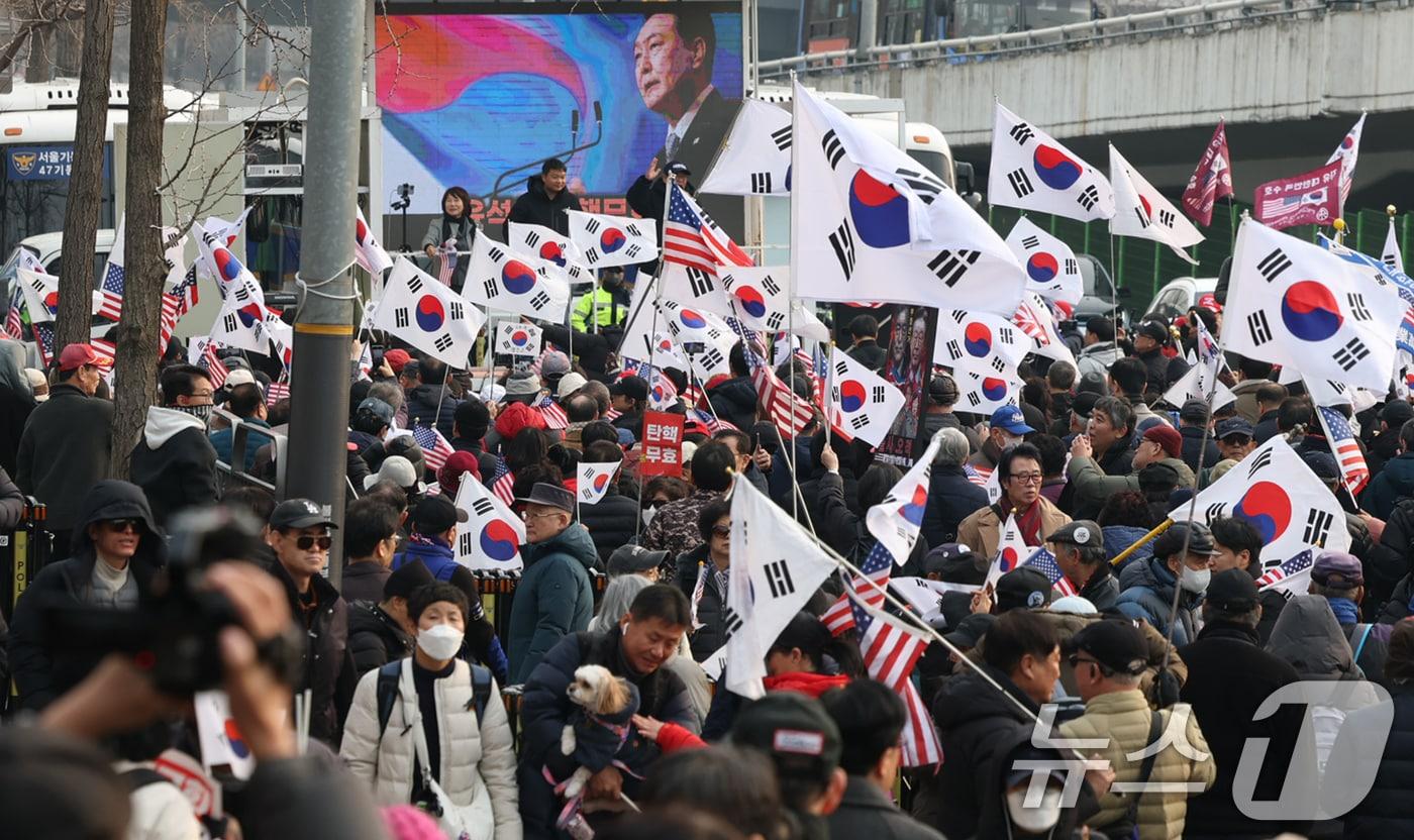 법원이 내란 수괴 혐의로 구속기소된 윤석열 대통령의 구속 취소를 인용한 7일 서울 용산구 한남동 대통령 관저 인근에 윤대통령 지지자들이 피켓을 들고 구호를 외치고 있다. 2025.3.7/뉴스1 ⓒ News1 권현진 기자