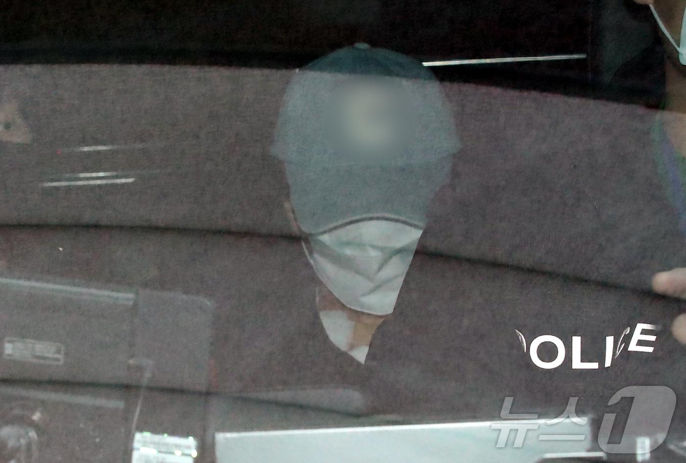 대전의 한 초등학교에서 초등학생을 살해한 혐의를 받는 40대 교사 A 씨가 7일 대전 서부경찰서에서 대면조사를 마치고 둔산경찰서로 이송되고 있다. 2025.3.7/뉴스1 ⓒ News1 김기태 기자