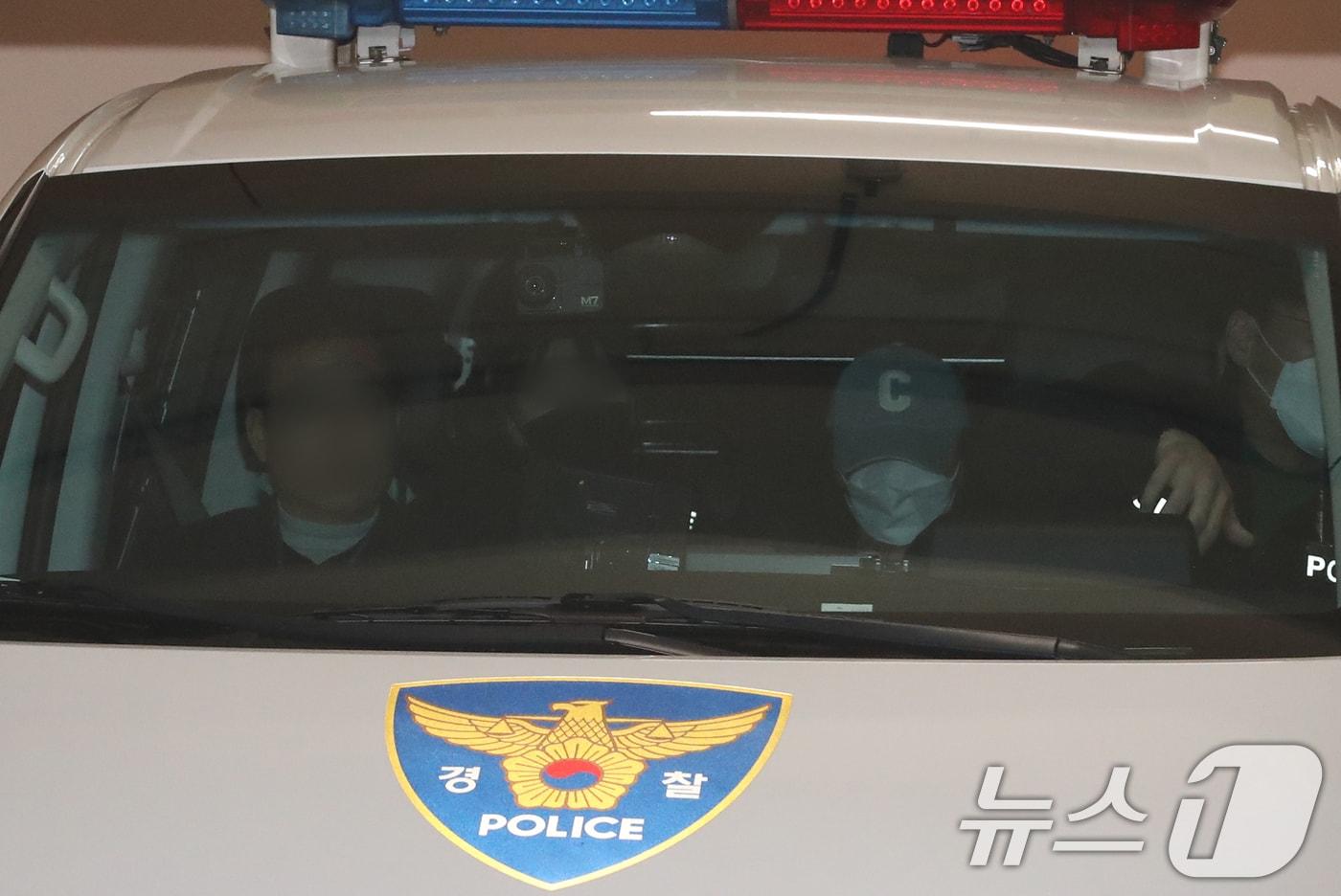 본문 이미지 - 대전의 한 초등학교에서 초등학생을 살해한 혐의를 받는 40대 교사 A 씨가 7일 대전 서부경찰서에서 대면조사를 마치고 둔산경찰서로 이송되고 있다. 2025.3.7/뉴스1 ⓒ News1 김기태 기자