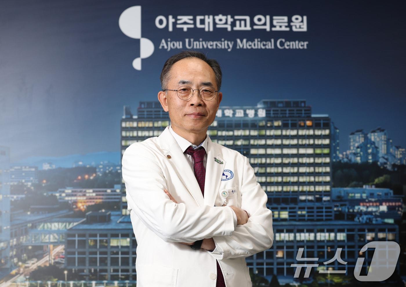 한상욱 아주대의료원장이 7일 오후 경기 수원시 영통구 아주대학교병원에서 뉴스1과 인터뷰에 앞서 포즈를 취하고 있다. ⓒ News1 김영운 기자