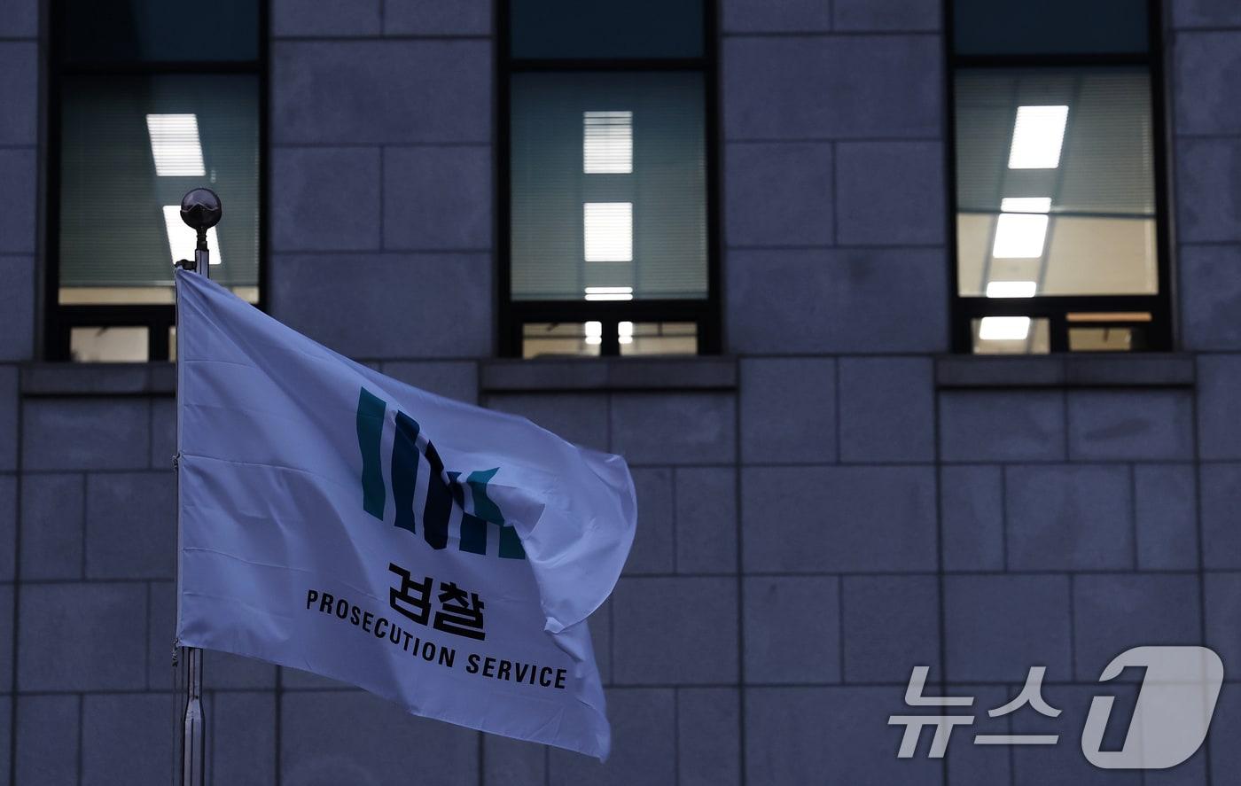 법원이 윤석열 대통령의 구속취소 청구 인용으로 검찰의 즉시 항고 여부에 관심이 쏠리는 가운데 7일 오후 서울 서초구 대검찰청이 환하게 불을 밝히고 있다. 구속취소 청구가 인용될 경우 담당 검사는 형사소송법 제97조 제4항에 근거해 즉시 항고할 수 있다.​ 2025.3.7/뉴스1 ⓒ News1 오대일 기자