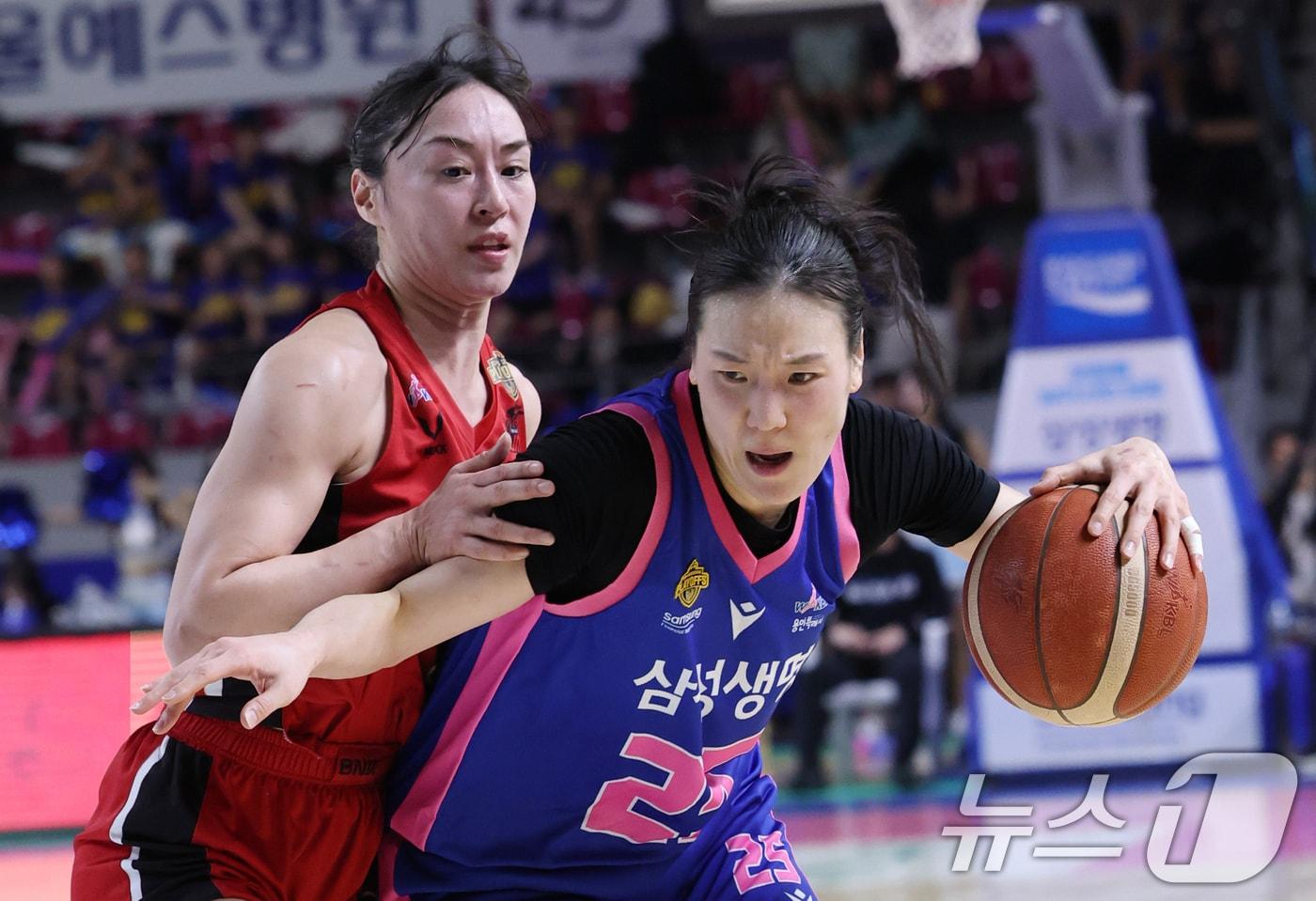 본문 이미지 - 7일 오후 경기 용인시 처인구 용인실내체육관에서 열린 '하나은행 SOL 2024-2025 여자프로농구 플레이오프 3차전' 용인 삼성생명 블루밍스와 부산 BNK 썸의 경기에서 삼성생명 배혜윤이 돌파하고 있다. 2025.3.7 ⓒ 뉴스1 김영운 기자