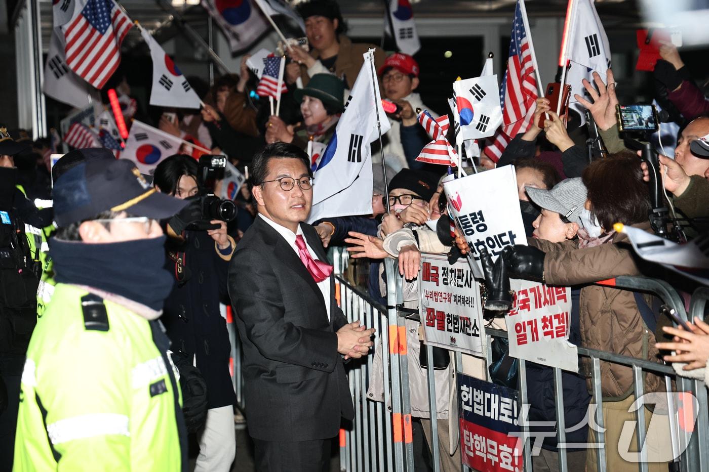본문 이미지 - 법원이 윤석열 대통령의 구속 취소 청구를 받아들인 7일 경기도 의왕시 서울구치소 앞에 국민의힘 윤상현 의원이 도착하고 있다. (공동취재) 2025.3.7/뉴스1 ⓒ News1 신웅수 기자