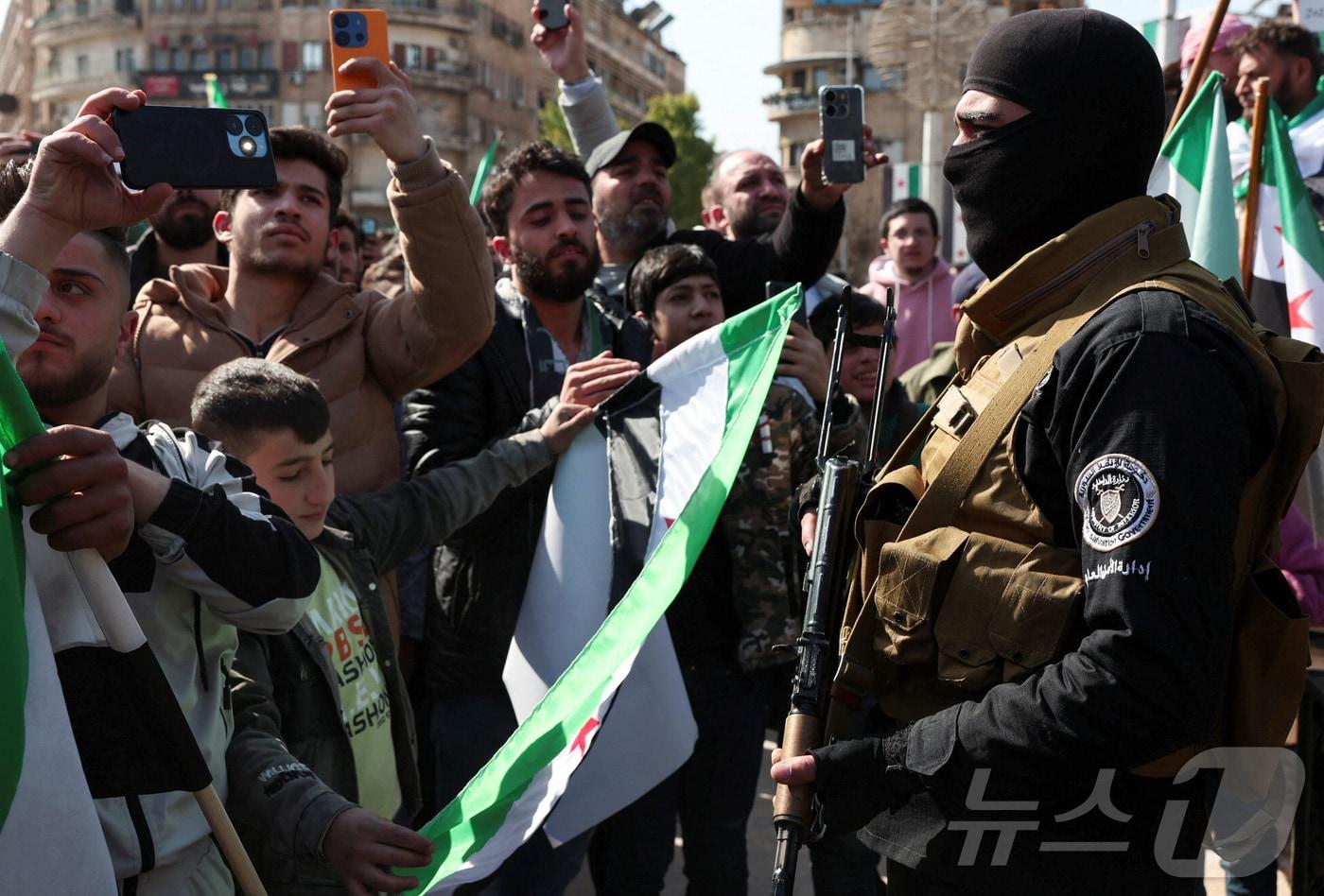 7일 시리아 알레포에서 아메드 알샤라 임시 정부를 지지하는 시위가 벌어지고 있다. 2025.3.7 ⓒ 로이터=뉴스1 ⓒ News1 강민경 기자