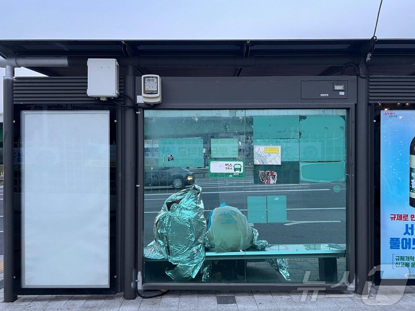 본문 이미지 - 8일 오전 7시 서울 한남동 대통령 관저 인근에 은박 보온 담요를 두른 윤석열 대통령 지지자들이 밤샘 농성을 이어가고 있다. 2025.3.8/뉴스1 ⓒ News1 이기범 기자