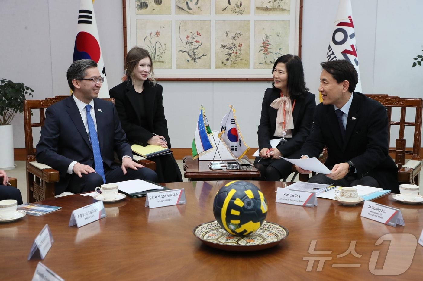 신임 주한 우즈베키스탄 대사와 교류 협력 방안에 대해 논의 중인 김진태 지사.(강원도 제공. 재판매 및 DB금지)/뉴스1