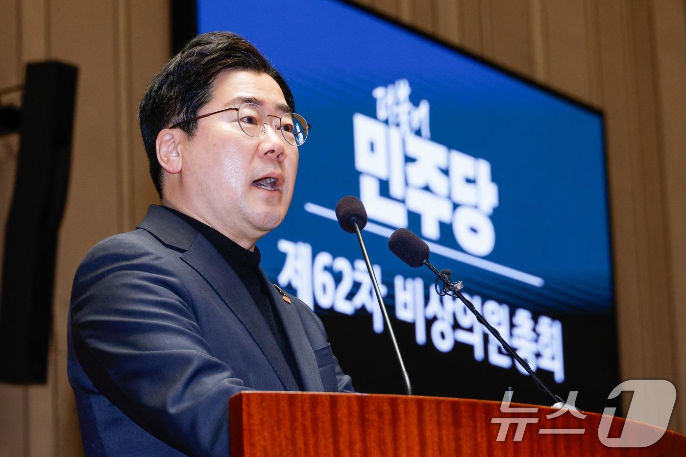 박찬대 더불어민주당 원내대표가 8일 오전 서울 여의도 국회에서 법원의 윤석열 대통령 구속취소 인용과 관련해 열린 비상 의원총회에 참석해 모두 발언하고 있다. 2025.3.8/뉴스1 ⓒ News1 안은나 기자